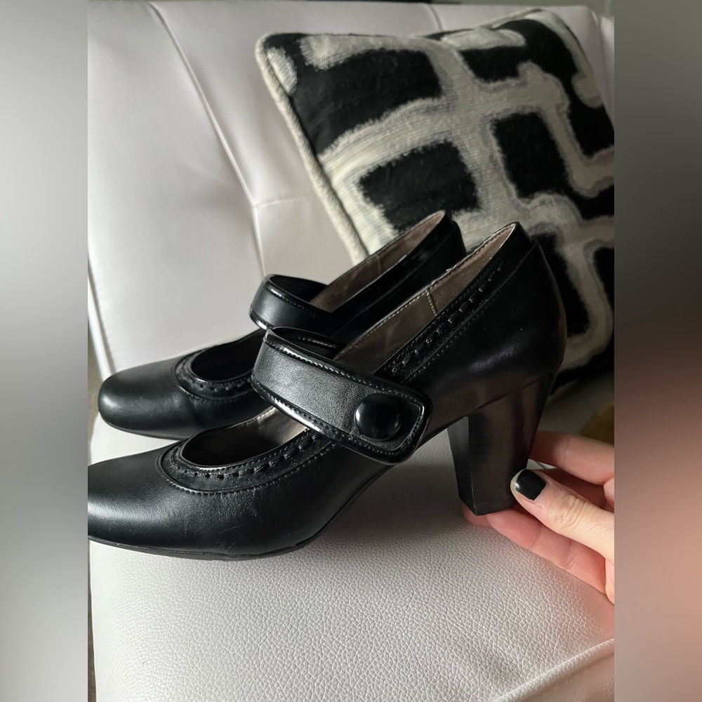 Cute woman’s slip one with fun button detail 🖤